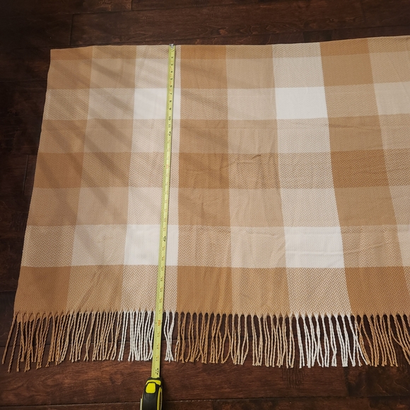 LOFT Tan and Cream Cozy Soft Throw Blanket 106x62 - Picture 4 of 6